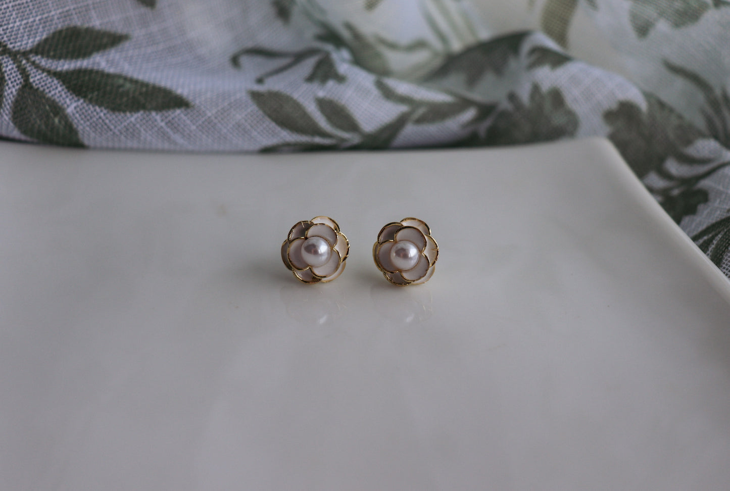 White and Pearl Roses (Studs)