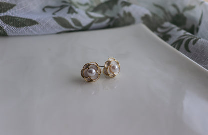 White and Pearl Roses (Studs)