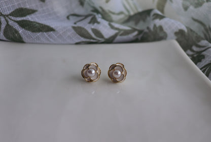 White and Pearl Roses (Studs)